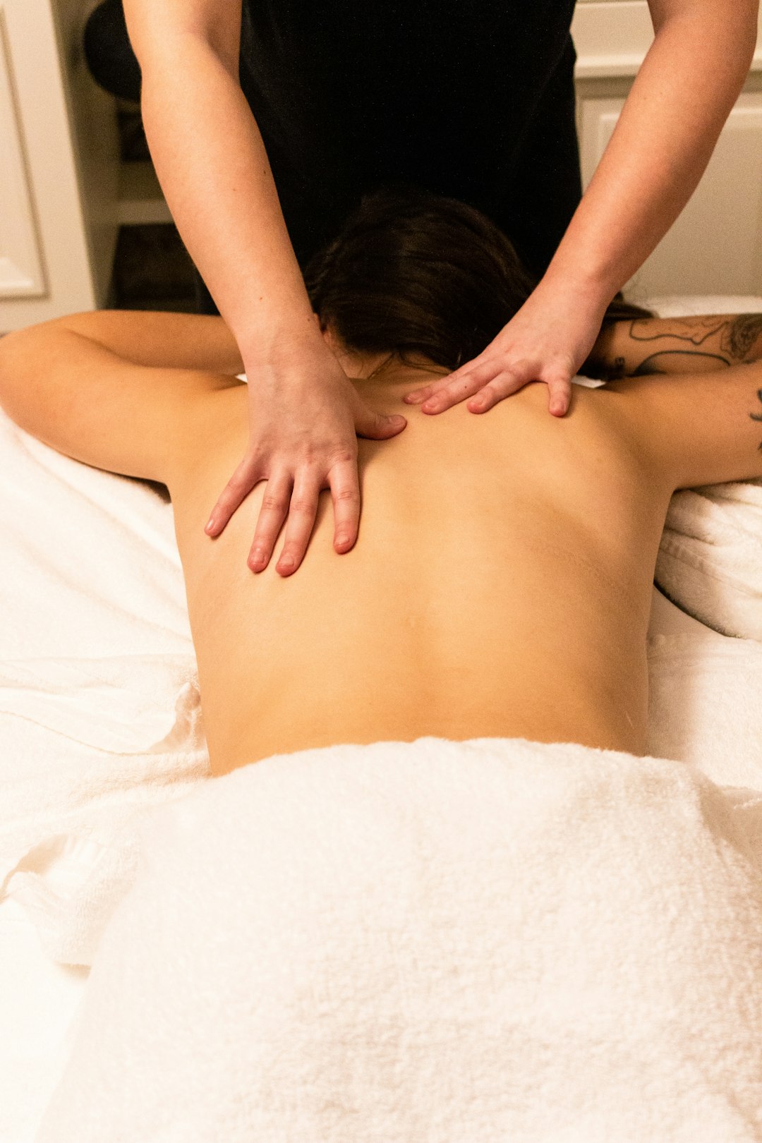 services-03 a-woman-getting-a-back-massage-at-a-spa-aakiaapv0w
